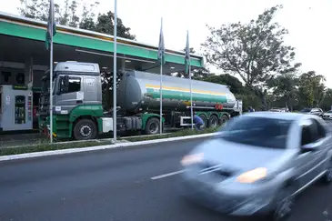 Caminhão-tanque abastece posto de combustivel no Plano Piloto, região central da capital