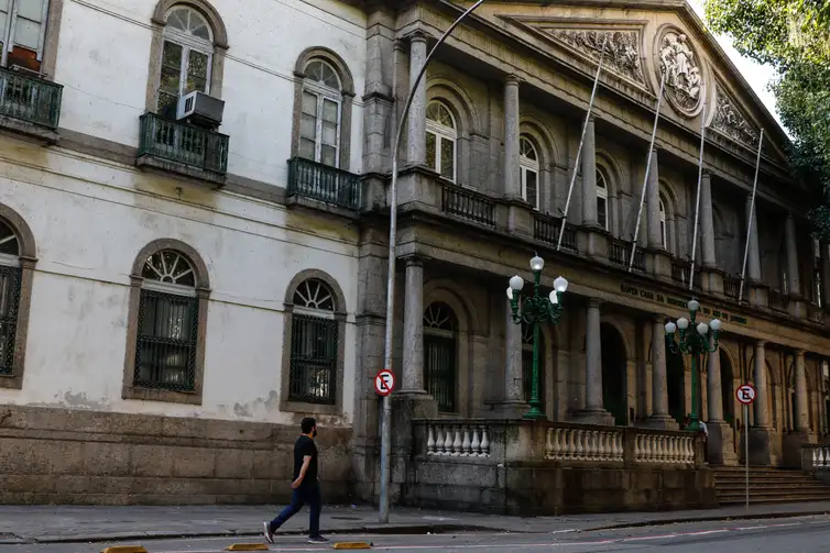 Rio de Janeiro (RJ), 05/04/2023 - Projeto Lugares de Memória propõe roteiros que percorrem marcos simbólicos do período da ditadura militar na cidade, como o prédio da Santa Casa de Misericórdia, no Centro. Foto: Fernando Frazão/Agência Brasil