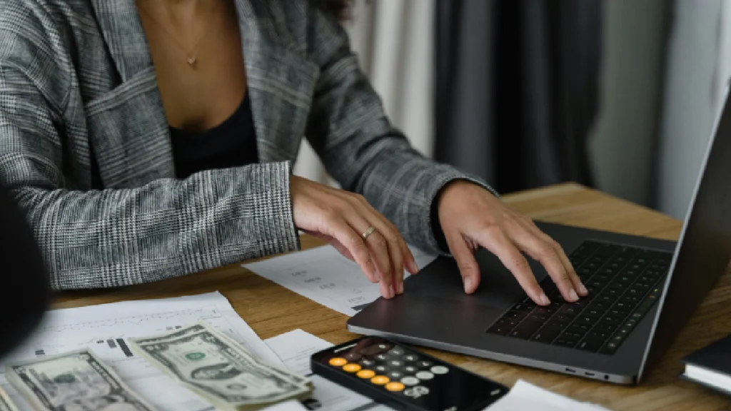 Prazo Final para Pagamento da 2ª Parcela do 13º Salário e Explicação sobre os Descontos Aplicáveis