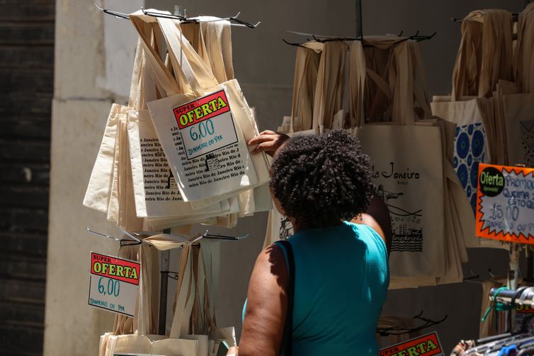Tomaz Silva/Agência Brasil Rio de Janeiro (RJ), 23/12/2025 – Consumidores fazem compras na antevéspera de Natal no Saara, na região central do Rio de Janeiro. Foto: Tomaz Silva/Agência Bras