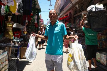 Tomaz Silva/Agência Brasil Rio de Janeiro (RJ), 23/12/2025 – Erithon Lopes mostra presentes comprados para a família na antevéspera de Natal na Saara, na região central do Rio de Janeiro. Foto: Tomaz Silva/Agência Brasil