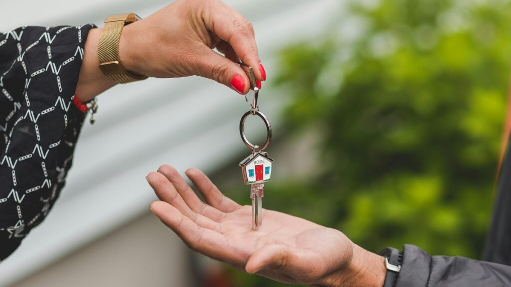 Metade dos Jovens até 28 Anos Planeja Comprar Imóvel, Superando a Média Nacional