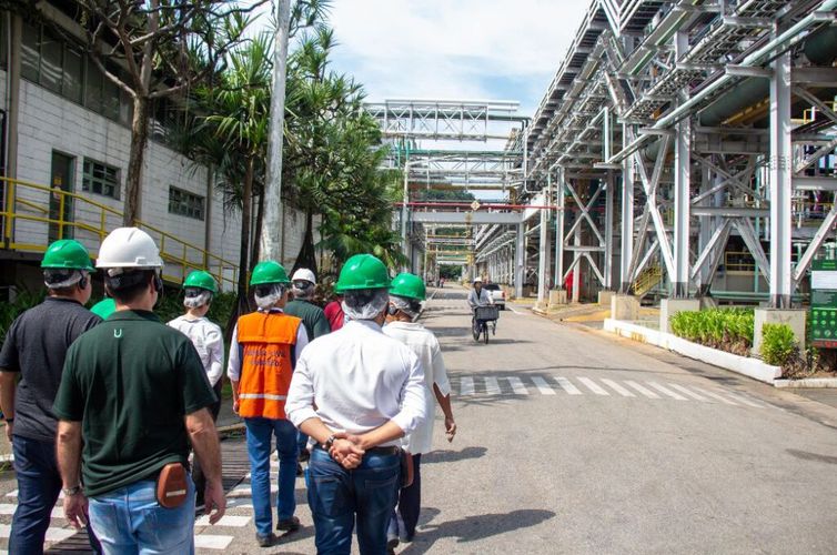 Cubatão (SP), 15/01/2026 - Pessoas passam perto de fábrica em Cubatão. Foto: Prefeitura de Cubatão/Divulgação