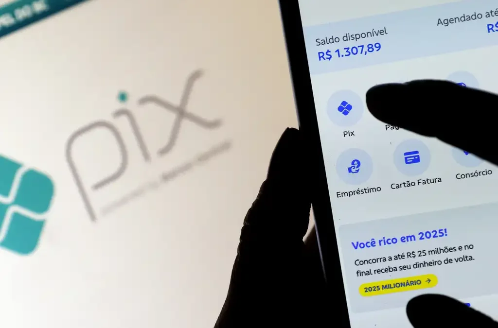 Receita Federal desmente taxação do Pix e alerta sobre golpes financeiros