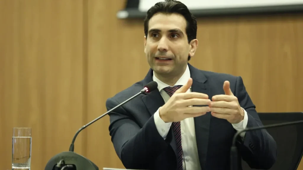 Mercados Hoje: Impacto das Declarações de Galípolo e Dados de Emprego dos EUA na Atenção dos Investidores