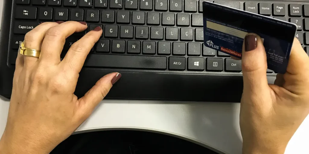 Juros do cartão de crédito pesam mais para famílias em fevereiro