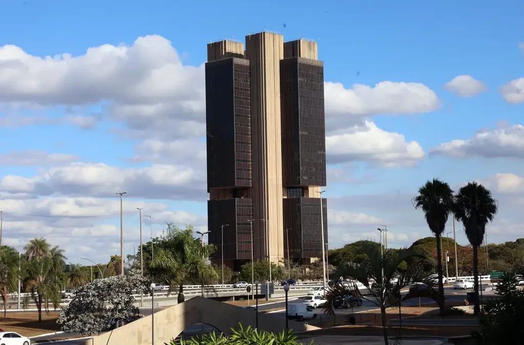 Mercados Hoje: Temporada de Balanços no Brasil e Ata do Copom Agitam a Semana
