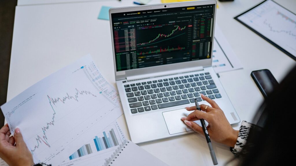 Estoque de COE na B3 Alcança Recorde de R$ 100 Bilhões em Fevereiro