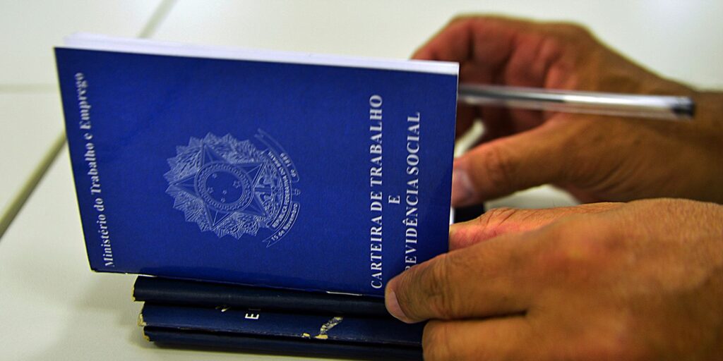 Pesquisa mostra que brasileiro prefere emprego com carteira assinada