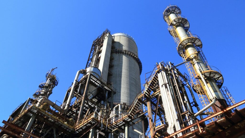 Produção Industrial Aumenta 0,9% em Fevereiro Apesar de Queda Acumulada, Segundo IBGE