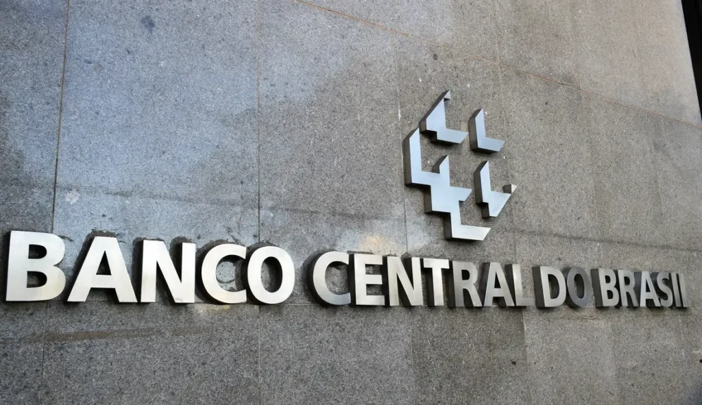 Mercado Projeta Inflação de 4,8% e Menor Corte na Selic para 2026