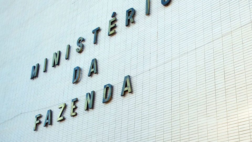 Governo Aumenta Estimativa de Inflação para 4,5% Devido à Guerra e Alta do Petróleo