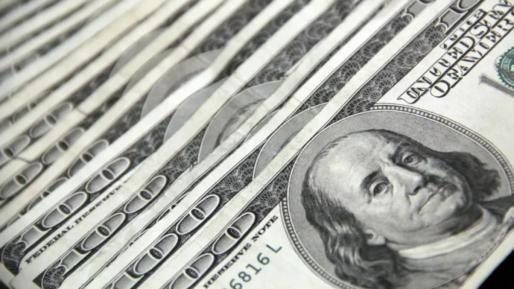 Dólar Abaixo de R$ 5: É o Novo Normal? Entenda as Expectativas para o Câmbio e os Fatores de Risco