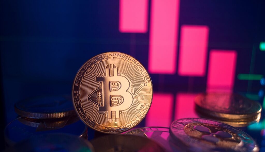 Bitcoin Hoje: BTC Cai para Abaixo de US$ 63 Mil e Registra Queda Semanal de 2% Devido ao Aumento da Aversão ao Risco