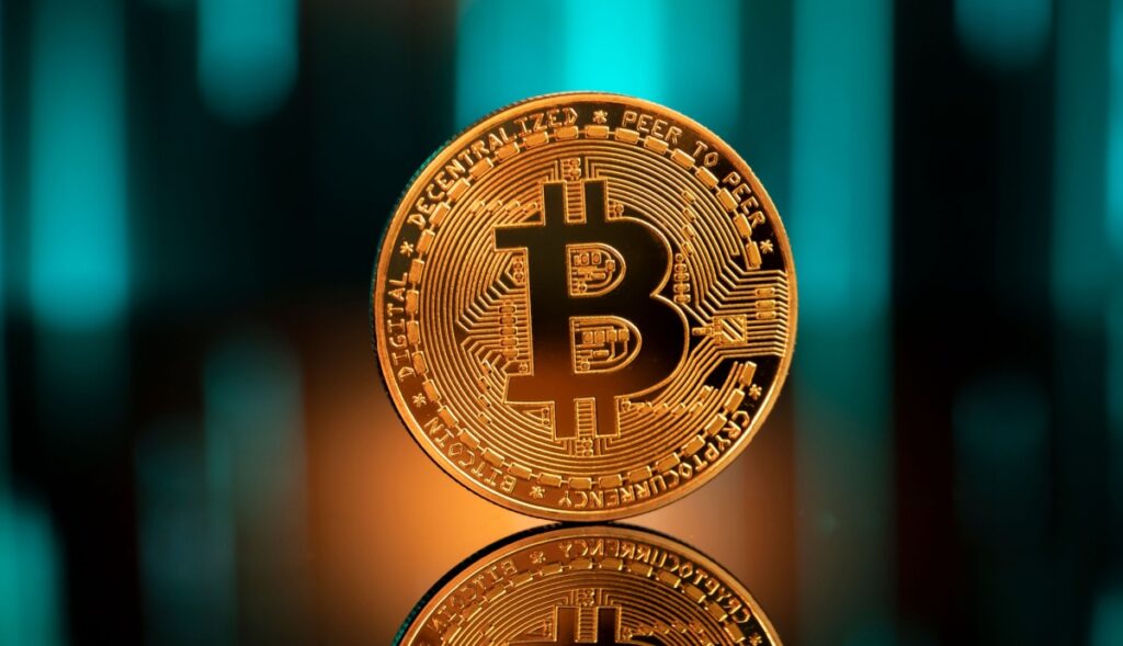 Bitcoin Hoje: BTC Despenca para US$ 62 Mil em Mercado Pessimista Ignorando Alívio Macroeconômico